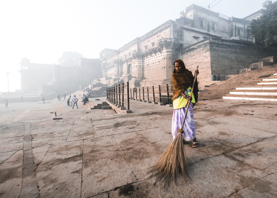 Street-sweaper-Varanasi-India