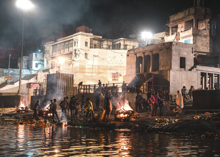 Burning-ghats-cremation-river-ganges-varanasi-India-Nathan-Brayshaw
