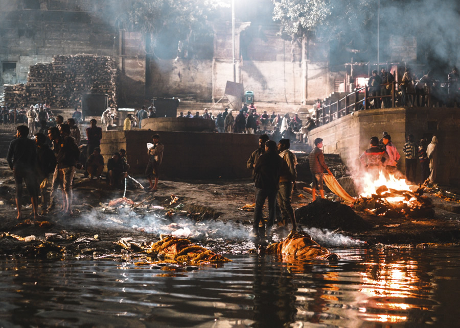 Burning-ghats-cremation-river-ganges-varanasi-India-Nathan-Brayshaw
