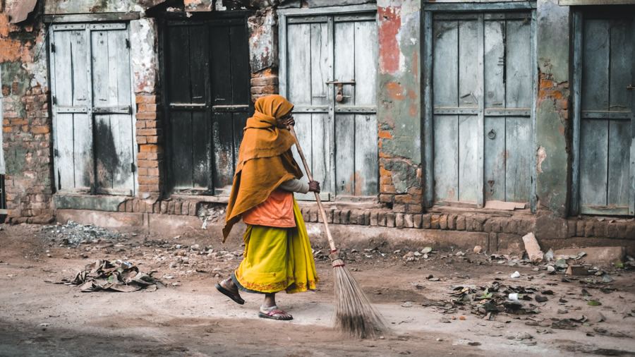 Street-sweeper-varanasi-India
